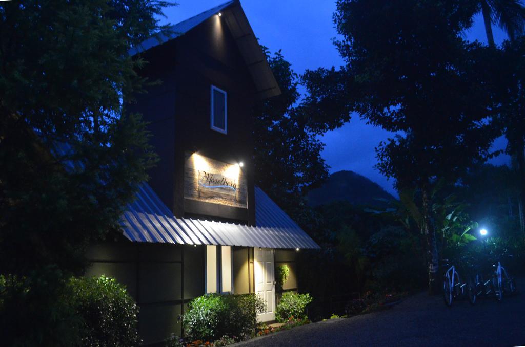 Moselberg Riverside Cottages Мунар Екстериор снимка